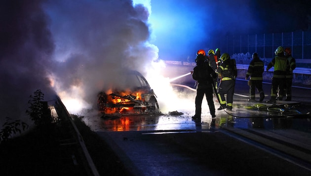 Das Auto stand in Flammen, wurde völlig zerstört.