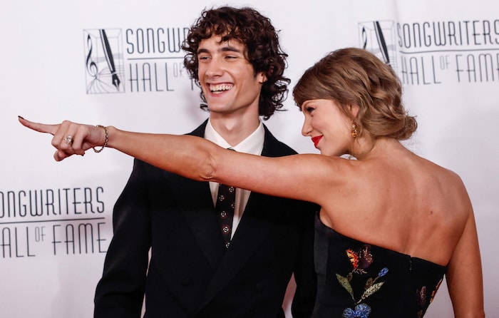 Taylor Swift posierte am Red Carpet nicht mit Travis Kelce, sondern mit Sänger Sombr.