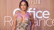 Jennifer Lopez ließ sich im Gespräch mit ihrem „Office Romance“-Kollegen Brett Goldstein zu ...