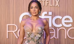 Jennifer Lopez ließ sich im Gespräch mit ihrem „Office Romance“-Kollegen Brett Goldstein zu ...
