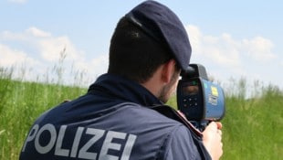 Eine Polizeistreife führte auf der L1259 in Atzbach Geschwindigkeitsmessungen mittels ...