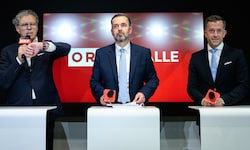 Spätnachts fiel die Wahl auf Clemens Pig (m., flankiert von den Stiftungsratschefs Heinz Lederer ...