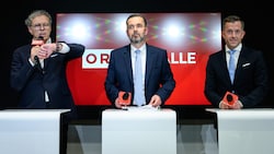 Spätnachts fiel die Wahl auf Clemens Pig (m., flankiert von den Stiftungsratschefs Heinz Lederer ...