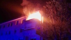 Feueralarm in Klagenfurt: Dort stand in der Nacht ein Balkon einer Wohnhausanlage in Flammen.