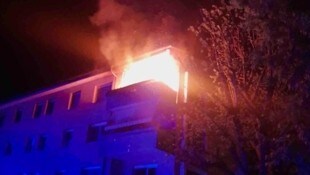 Feueralarm in Klagenfurt: Dort stand in der Nacht ein Balkon einer Wohnhausanlage in Flammen.