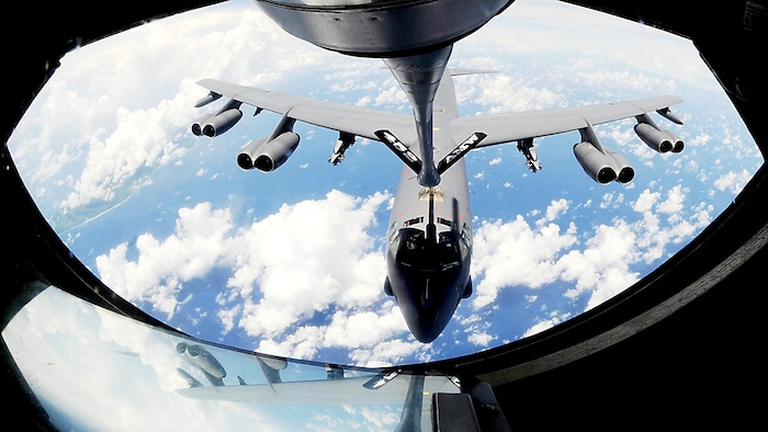 Die Betankung eines Flugzeugs mithilfe eines Boeing KC-135 Stratotankers