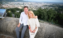 Clemens Trischler gemeinsam mit Gerda Rogers am Pöstlingberg. Die Astrologin hat eine Wohnung ...