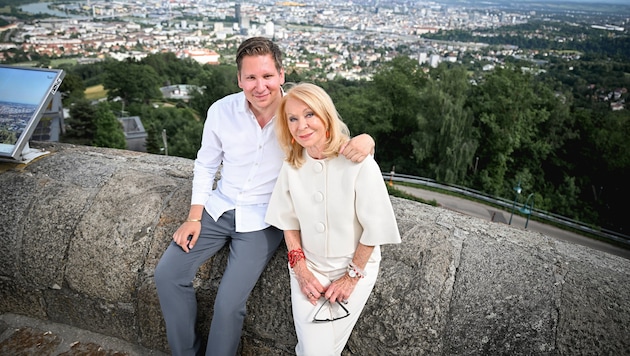 Clemens Trischler gemeinsam mit Gerda Rogers am Pöstlingberg. Die Astrologin hat eine Wohnung ...
