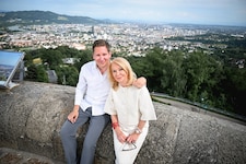Clemens Trischler gemeinsam mit Gerda Rogers am Pöstlingberg. Die Astrologin hat eine Wohnung ...