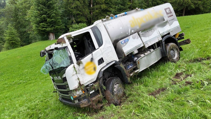 Der Tanklaster kam nach mehreren Überschlägen auf einer Wiese zum Stillstand.