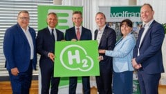 Vertragsunterzeichnung in Graz: von links Martin Graf (Energie Steiermark), Minister Wolfgang ...