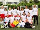 Die Damenmannschaft von PlaytogetherNow. Die Kickerinnen sind genauso fußballbegeistert wie ihre ...