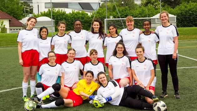 Die Damenmannschaft von PlaytogetherNow. Die Kickerinnen sind genauso fußballbegeistert wie ihre ...