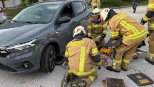 Die Feuerwehr befreite den Jugendlichen.