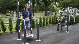 Arme, Bein, Koordination: Pensionistin Erika (70, links) gefällt das. Sie will am Friedhof in ...