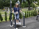 Arme, Bein, Koordination: Pensionistin Erika (70, links) gefällt das. Sie will am Friedhof in ...
