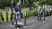 Arme, Bein, Koordination: Pensionistin Erika (70, links) gefällt das. Sie will am Friedhof in ...