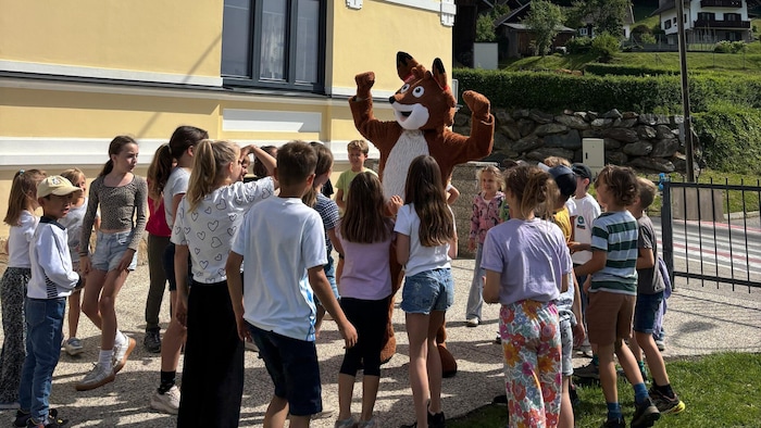Am Schulhof wurde auch ein kleines Tänzchen eingelegt.