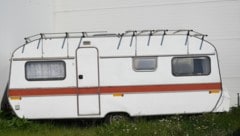 Der Wohnwagen hatte am Straßenrand geparkt. (Symbolbild)