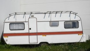 Der Wohnwagen hatte am Straßenrand geparkt. (Symbolbild)