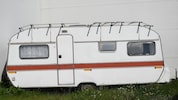 Der Wohnwagen hatte am Straßenrand geparkt. (Symbolbild)