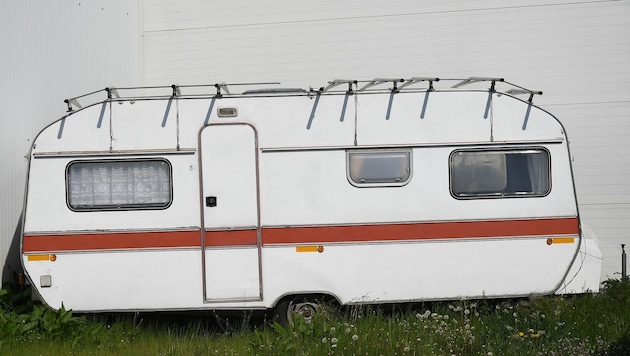 Der Wohnwagen hatte am Straßenrand geparkt. (Symbolbild)