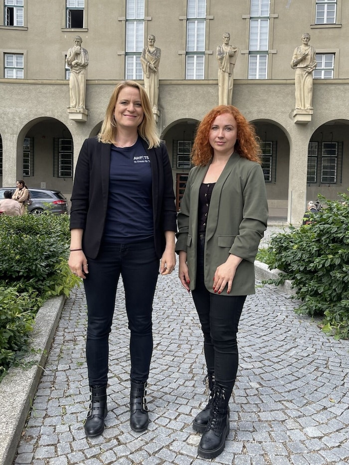 Tabea von Ow (li.) von der „Animal Welfare Foundation“ und Ann-Kathrin Freude (re.) von der ...