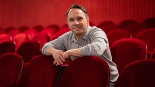 Stefko Hanushevsky, 64, im Zuschauerraum des Wiener Akademietheaters 
