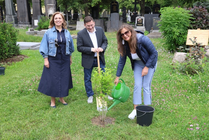 Freuen sich und setzten sogar einen Strauch: Friedhofschefin Renate Niklas, Bezirkschef Wilfried ...