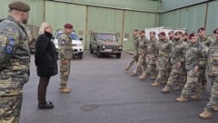 Verteidigungsministerin Klaudia Tanner während eines Besuchs beim österreichischen Kontingent im ...