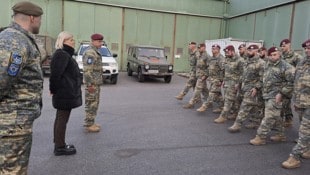 Verteidigungsministerin Klaudia Tanner während eines Besuchs beim österreichischen Kontingent im ...