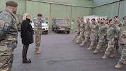 Verteidigungsministerin Klaudia Tanner während eines Besuchs beim österreichischen Kontingent im ...