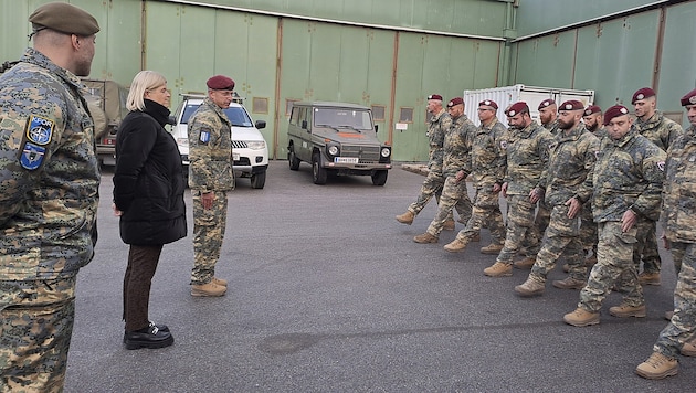 Verteidigungsministerin Klaudia Tanner während eines Besuchs beim österreichischen Kontingent im ...
