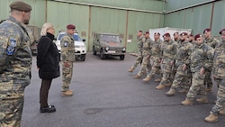 Verteidigungsministerin Klaudia Tanner während eines Besuchs beim österreichischen Kontingent im ...