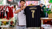 Der gebürtige Burgenländer Florian Gajdusek hat am Hauptbahnhof einen wahren Schatz für Fans ...