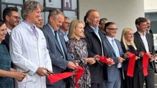 Hochkarätige Eröffnung:LH-Vize Christine Haberlander durchschnitt flankiert von OÖG-Chef Tilman ...