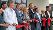 Hochkarätige Eröffnung:LH-Vize Christine Haberlander durchschnitt flankiert von OÖG-Chef Tilman ...