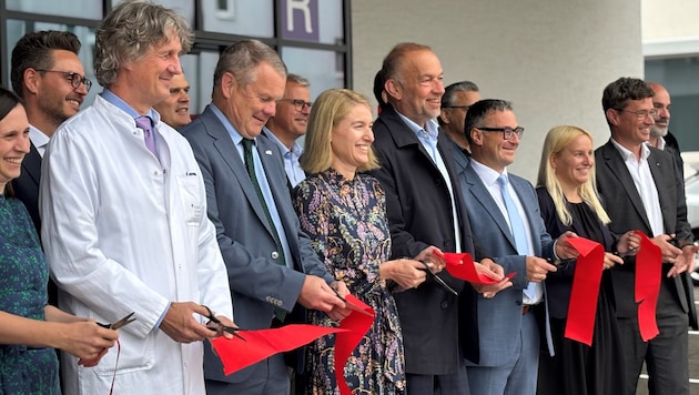Hochkarätige Eröffnung:LH-Vize Christine Haberlander durchschnitt flankiert von OÖG-Chef Tilman ...