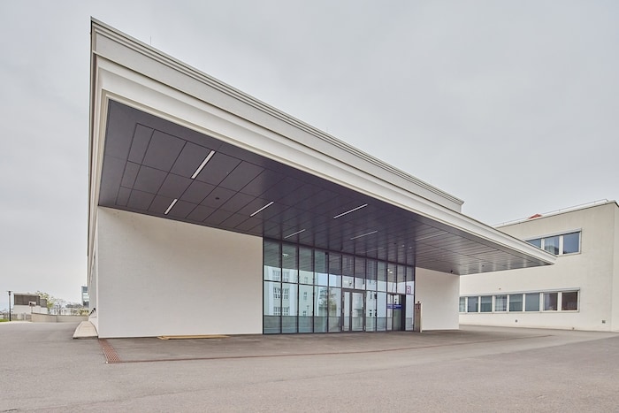 In diesem würfelähnlichen Gebäude mit Vordach ist das neue Psychiatrische Versorgungszentrum ...