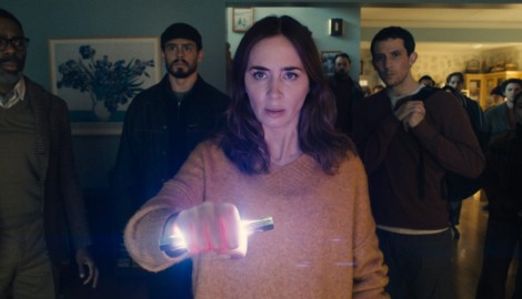 Emily Blunt mit dem rätselhaften Alien-Werkzeug