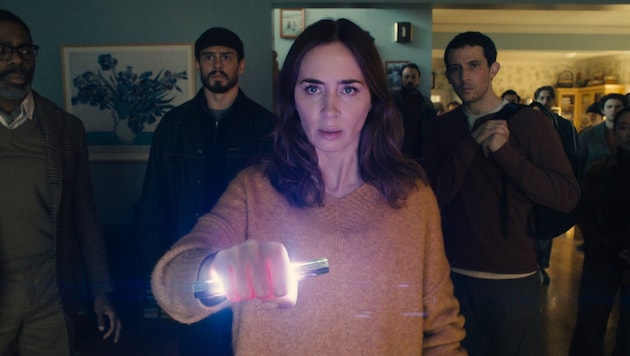 Emily Blunt mit dem rätselhaften Alien-Werkzeug