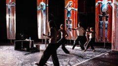 Mensch und Roboter – vereint in einer unheimlichen Choreographie.