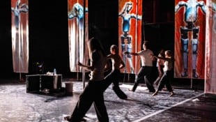 Mensch und Roboter – vereint in einer unheimlichen Choreographie.
