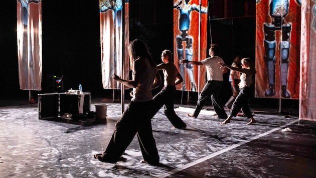 Mensch und Roboter – vereint in einer unheimlichen Choreographie.