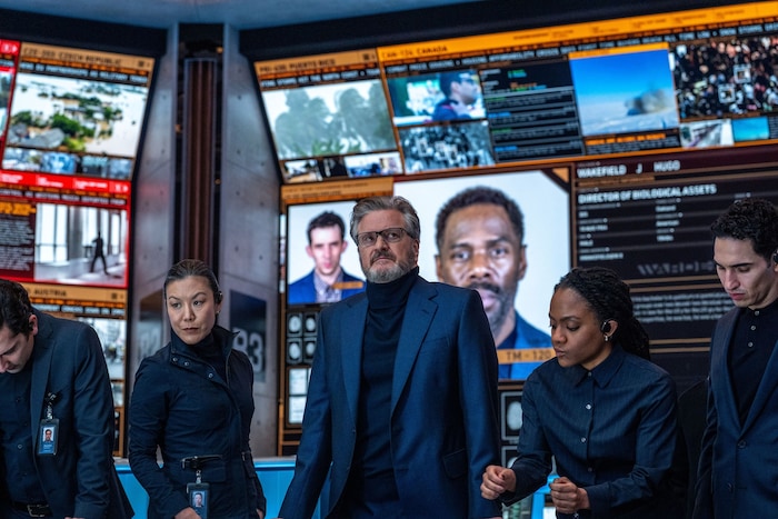 Colin Firth spielt im Film den Leiter einer Organisation, die Informationen zurückhält.