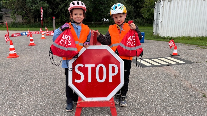 Rot bedeutet stehen bleiben, der Helm muss richtig sitzen und Aufmerksamkeit ist im ...