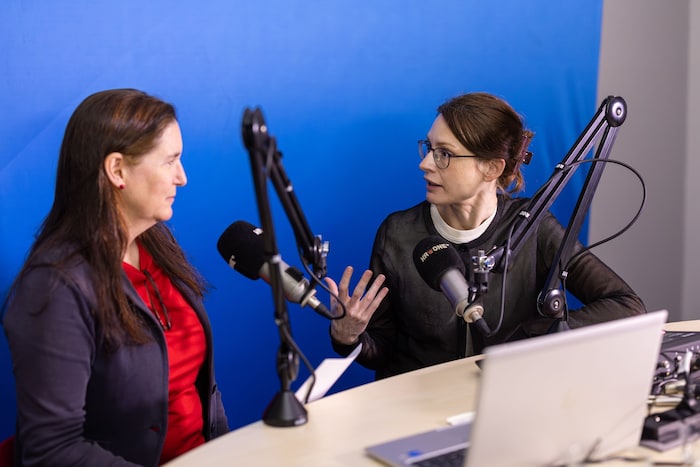 Fatima Hellberg im Podcast-Studio vom Kultur Kompass