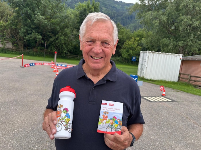 Arbö-Präsident Norbert Steiner leitet die jungen Radfahrer an.