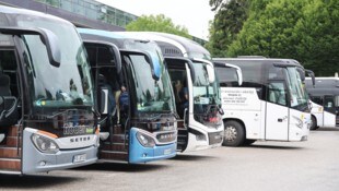 Tirol lockt jedes Jahr Millionen von Touristen an. Viele kommen mit Reisebussen. Ein enormer ...