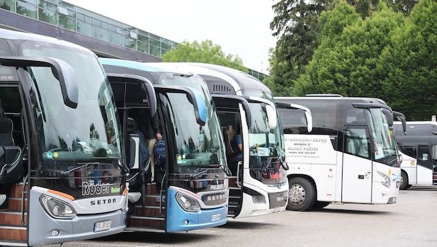 Tirol lockt jedes Jahr Millionen von Touristen an. Viele kommen mit Reisebussen. Ein enormer ...